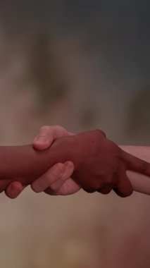 İnsanlar arasındaki birliği, güveni ve işbirliğini sembolize eden çeşitli ellerin birbirine yakın görüntüsü.