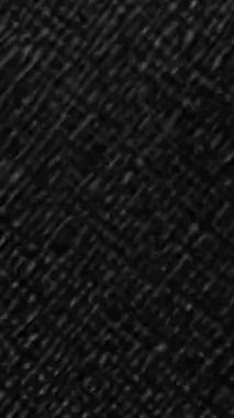 Bu resim, arka plan ve çeşitli tasarım projeleri için mükemmel desenli siyah kumaşı gösteriyor.