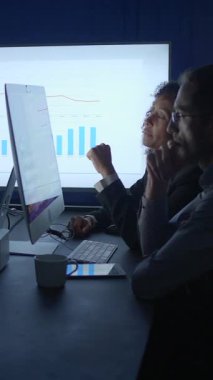 Profesyoneller, iş yerinde bilgisayar verileri ve grafiksel sunumlar hakkında analitik tartışmalara girerler.