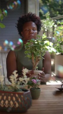 Huzuru ve farkındalığı sembolize eden, saksı bitkisini besleyen birini gösteren huzurlu bir sahne.