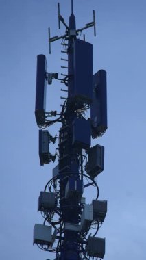 Modern bir telekomünikasyon kulesi, çeşitli antenler ve cihazlarla donatılmıştır.