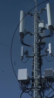 Gelişmiş bağlantı ve servis sağlamak için tasarlanmış çeşitli antenlerle donatılmış bir iletişim kulesi.
