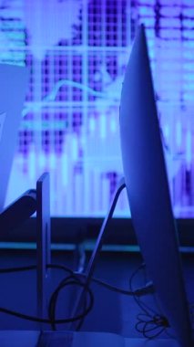 Bu parlak bilgisayar görüntüsü, teknolojik projeler ve tasarımlar için ideal, çarpıcı, canlı bir mavi arkaplan içerir.