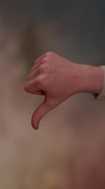 Bir elin yakın planda olması, hoşnutsuzluğun ve anlaşmazlığın güçlü bir göstergesidir.