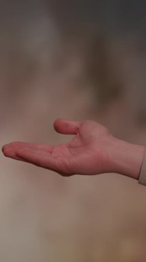 Davet, sıcaklık ve iletişim atmosferini sembolize eden, dinginlik saçan açık bir el hareketi.