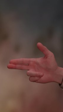 Silah şeklini alan, oyunculuğu, hareketi ya da eğlenceli zamanları temsil eden bir el hareketi.