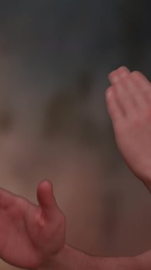Yumuşak, bulanık bir arkaplan ile bir dizi duygu ve etkileşim ifade eden ellerin yakın bir görünümü