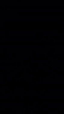 Bulanık bir görüntü, parlak ve çarpıcı bir kırmızı arkaplana karşı gizemli siyah bir şekil çiziyor.