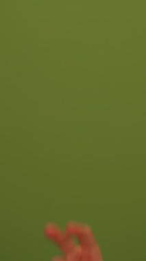 Görüntü benzersiz desenli yeşil bir yüzeyi gösteriyor. Arkaplan ve grafik tasarımı için mükemmel.