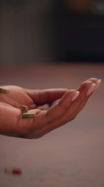 Nazikçe küçük bir objeyi tutan bir elin yakın plan görüntüsü, incelik ve dikkat temaları keşfediyor..