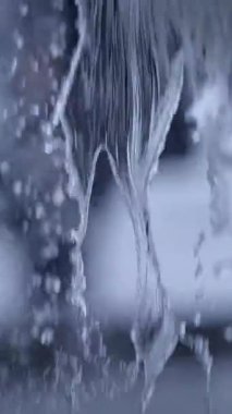 Akan suyun büyüleyici yakınlaşması, güzel bir şekilde akışkan hareketini ve karmaşık benzersiz desenlerini gösteriyor.