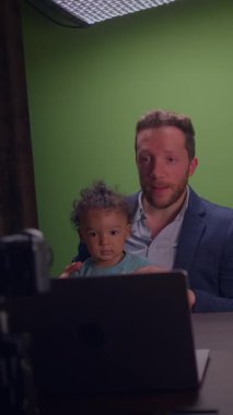 Kendini işine adamış profesyonel bir baba, bir video görüşmesi sırasında çocuğuyla anlamlı bir etkileşime girer.