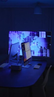 Parlayan dijital ekranları ve çağdaş tasarımı olan gelişmiş teknolojiye sahip şık bir ofis..