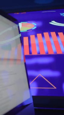 Canlı ve canlı bir soyut dijital arayüz. Renkli grafik elementler ve çeşitli veri görselleri sergiliyor.