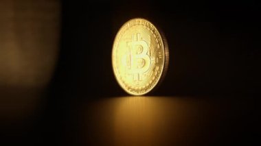 Parlak bir Bitcoin para karanlık bir arka plana karşı duruyor, kripto para biriminin etkisini simgeliyor.