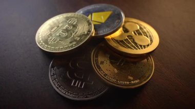 Bu resim, kırsal ahşap üzerinde Bitcoin ve Ethereum gibi çeşitli kripto para birimlerinin yakın çekimini gösteriyor.