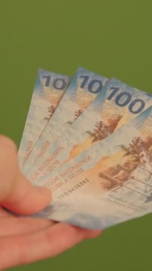 Yemyeşil bir zemin üzerine kurulmuş banknotların canlı bir şekilde kapatılması, finans temaları için mükemmel.