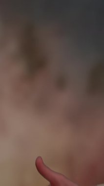 Yumuşak renklere ve karmaşık dokulara sahip soyut bir arkaplan, geniş bir yaratıcı tasarım yelpazesi için mükemmel