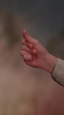 Yumuşak, bulanık bir arkaplan ve iletişimi ve ifadeyi sembolize eden hassas bir el hareketi..