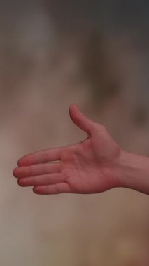 Zarif bir elin yakın plan görüntüsü güzel bulanık bir arkaplan karşısında zarafeti sembolize eder