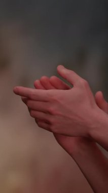 El çırpışlarının yakın plan görüntüsü, çeşitli bağlamlarda alkışı ve tanınmayı sembolize eder.