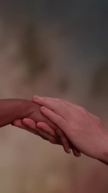 Çağrışım yapan ve güçlü bir görüntü derin bir bağ ve birliğin güzel bir anında çoklu elleri yakalıyor.