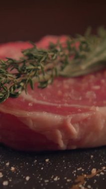 İşte taze etin güzel kokulu biberiyeyle kaplanmış yakın çekimi, gurme ve güzel yemekler için ideal.