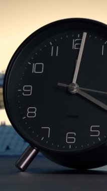 Bu şık ve şık bir siyah alarm saati modern iç mekanlar için ideal bir minimalist tasarım sergiliyor.
