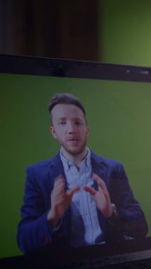 Bir sunucu yeşil ekran arkaplanı önünde konumlandırılırken çeşitli konular hakkında aydınlatıcı tartışmalar yapar