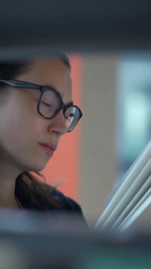 Son derece profesyonel bir kadın, çağdaş bir ofis ortamındaki önemli verileri dikkatle ve dikkatlice analiz ediyor.