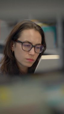 Kendini işine adamış ve kendini işine adamış bir profesyonel. Güçlü bir konsantrasyon ve çaba gösteriyor.