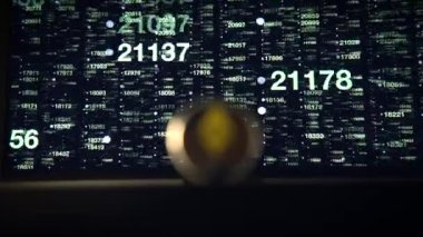 Geniş bir dijital ekran önünde, soyut veri kavramını vurgulayan bulanık, küresel bir nesne konumlandırılmıştır