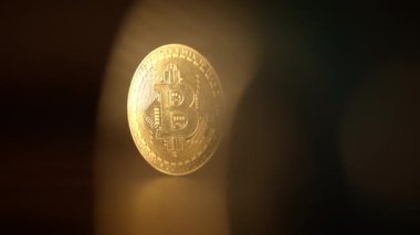 Parlayan bir Bitcoin madeni para, bugün dijital para birimlerine yatırım yapmanın muazzam potansiyelini ve önemini temsil eder.