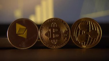 Bu Ethereum, Bitcoin ve Ripple bozukluklarının yakın plan görüntüsü, dijital para birimlerindeki son eğilimleri gösteriyor