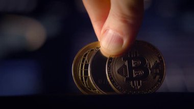 Parlak Bitcoin paralarını kavrayan, kripto para birimine yapılan yatırımı ve gelişen dijital finansmanı sembolize eden bir el.