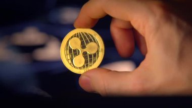 Dijital finans alanındaki yeniliği sembolize eden dalgalı kripto para tutan bir elin yakın çekimi.