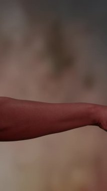 Zarif bir kol hareketinin yakın çekimi zarafeti ve özgüveni çok güzel bulanık bir arka planla göstermektedir.