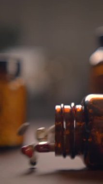 Burada kehribar şişelerinin yakın plan görüntüsü var. Tahta bir yüzey üzerinde sergilenen ilaçlar için kullanılıyor.