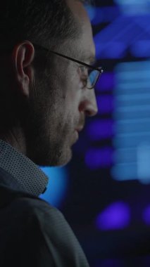 Yetenekli ve yetenekli bir profesyonel yüksek teknolojili bir çalışma alanında çok çeşitli dijital verilerle aktif olarak ilgilenir.