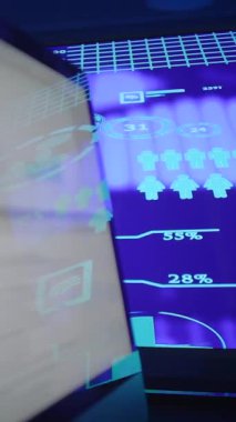 Kullanıcı verileri, eğilimleri ve istatistikleri gösteren gelişmiş bir dijital arayüzün soyut bir temsili