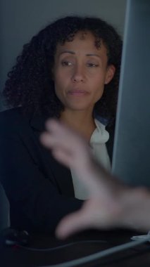 Kendini işine adamış profesyonel bir kadın masasında odaklanma ve çalışma alanı dinamiklerini vurguluyor.