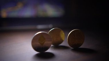 Düzensiz ve sanatsal bir ortamda ele geçirilen üç farklı kripto para dijital finans dünyasını sembolize ediyor.