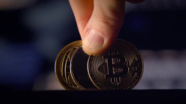 Bitcoin sikkelerini kavrayan, dijital para birimi yatırımını ve ekonomik büyümeyi sembolize eden bir elin yakın çekimi