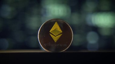 Ethereum madeni parasına yakın çekim, merkezi olmayan finans ve genel olarak engelleme teknolojisini sembolize ediyor.