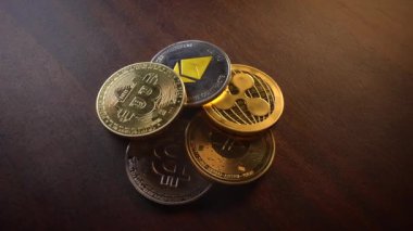 Bitcoin, Ethereum ve Ripple gibi popüler kripto para birimlerini ayrıntılı bir şekilde araştır ve analiz et.