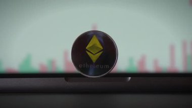 Ethereum kripto para birimi gerçek zamanlı ticaret verileri gösteren bir ekranda belirgin bir şekilde gösterilir