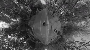 Bisikletçilerin nefes kesen manzarası sakin ve güzel bir doğal ortamda geçen viraj yollarının tadını çıkarıyor.