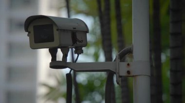 Bu yüksek çözünürlüklü güvenlik kamerası kentsel alanlarda ve toplumlarda güvenlik ve gözetim için gereklidir.