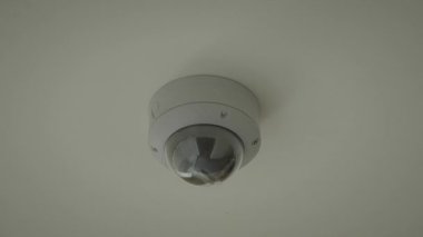 Şık ve şık tavanlı bir güvenlik kamerası modern bir iç mekan ortamında yüksek kaliteli ve detaylı görüntüler yakalar.