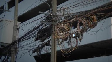 Şehir enerji altyapısının karmaşıklığını vurgulayan karmaşık elektrik hatları ve kablolarının canlı bir görüntüsü